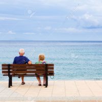 46921477-couple-de-personnes-âgées-qui-cherchent-à-la-mer-en-grèce-céphalonie-en-une-journée-nuageuse